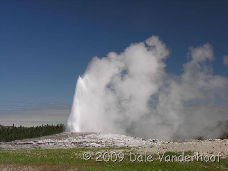 DSCN0178.JPG - The rangers can tell you approximately when the next eruption will happen based on how long it erupts this time!
