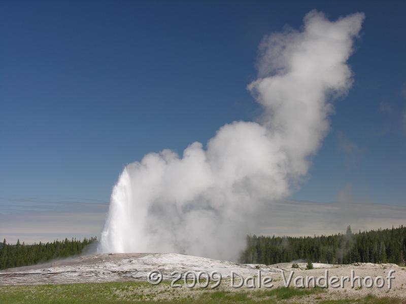 DSCN0180.JPG - Unlike some guysers, Old Faithfuls spray is hot water.